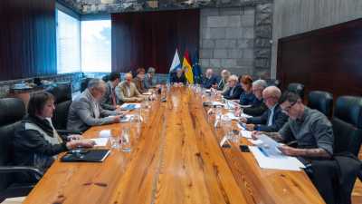 Canarias reclama a Madrid financiación para cubrir el vacío del decreto estatal y activar su escudo social ante la guerra