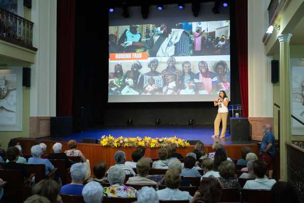 El Teatro Consistorial se llena en una jornada solidaria con el alumnado del CEPA y con Yeray Rodríguez