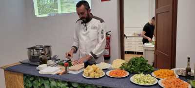 El chef Manolo González llena el aforo de su clase magistral con la preparación de un potaje de berros tradicional