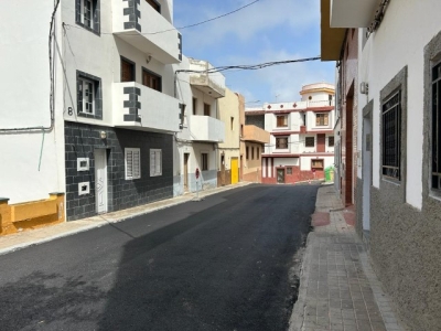 Asfaltada la calle Profesor Marcelino Cisneros en La Montaña