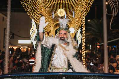 Los Reyes Magos deslumbran Mogán  con un desfile repleto de magia y alegría