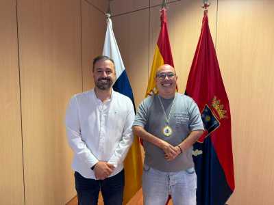 El alcalde de Telde recibe a Adolfo Santana tras conquistar el oro en el Campeonato Insular de Precisión de Aire