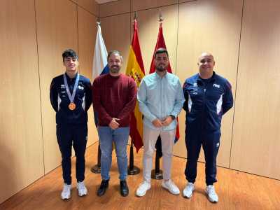El alcalde de Telde recibe a Izan Cabrera tras su medalla de bronce en el Mundial Junior de Gimnasia en Trampolín