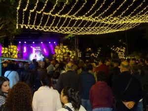 Manolo Vieira cautivó al público con ‘La última y nos vamos’ en la Plaza Grande de Guía, primera actuación fuera de La Chistera con la que arranca su despedida