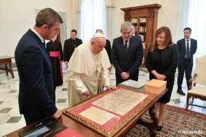 El presidente Clavijo llama la atención sobre la emergencia migratoria en Canarias en su Audiencia con el Papa Francisco