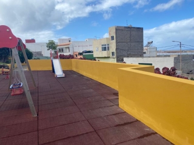 Parques y Jardines embellece el parque infantil de la calle Granadilla de Abona, en Sardina