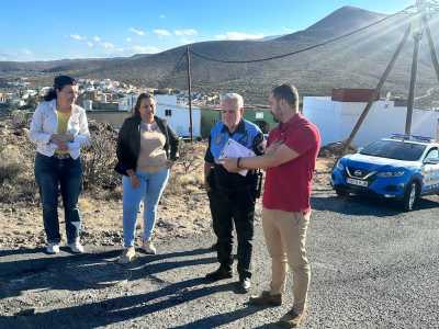 Cuatro Puertas se echa a la calle con el alcalde para conocer la realidad del barrio