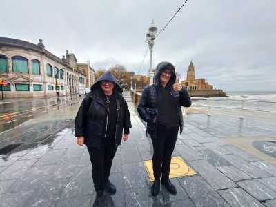 Las ‘fotolateras’ Lola Barcia y Marinela Forcadell regresan al punto de partida para enlatar la isla con su imaginación