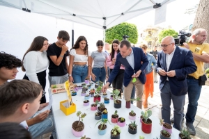 Un millar de escolares convierten la Plaza de Santiago en un mercadillo en la Feria Enseñar para Emprender