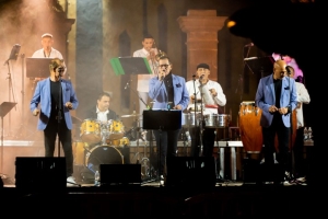 La Noche de Chirimurgas hace disfrutar a la Plaza de Santiago