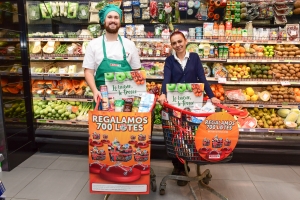 Spar contribuye con el ahorro  para las familias canarias regalando700 lotes de productos básicos