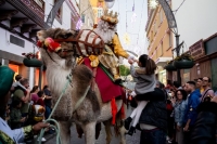 La Gran Cabalgata de los Reyes Magos inunda de magia las calles de Gáldar