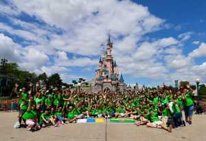La Banda Municipal de Música de Gáldar participa en la cabalgata más multitudinaria de la historia de Disneyland París