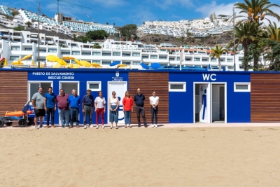 La playa de Puerto Rico estrena módulo  de aseos y salvamento, ducha y lavapiés