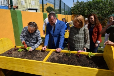 El Ayuntamiento habilita un huerto terapéutico junto a la Residencia Genoveva Pérez para el uso y disfrute de los usuarios