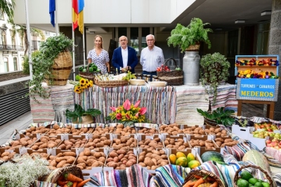 El Cabildo grancanario traslada a Teror más de una tonelada de productos diversos en su carreta que formará parte de la comitiva de la Romería-Ofrenda del Pino