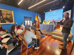 El alcalde de Telde acompaña al alumnado del IES José Arencibia Gil en una charla sobre el Puerto de la Luz en la Casa-Museo León y Castillo