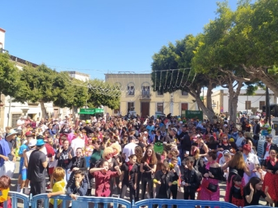 Más de un millar de personas inundaron hoy las calles de Guía de color, ritmo y fantasía en la Gran Cabalgata  Escolar de Carnaval