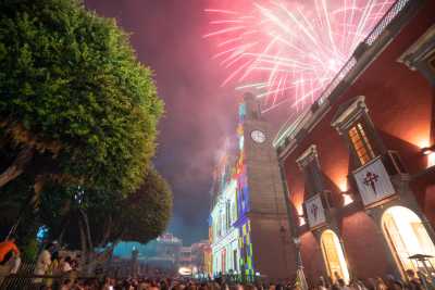 Gáldar atrae a más de 20.000 personas en la víspera de Santiago con grandes conciertos, drones, videomapping y fuegos artificiales