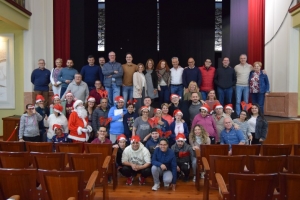 Los usuarios del Centro Ocupacional y el grupo de gobierno intercambian regalos y se desean una Feliz Navidad