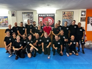 Juan Antonio Peña visita el centro de Krav Maga en Telde y se pone a su disposición “para afrontar sus necesidades”