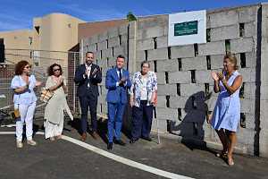 Gáldar descubre la placa de la calle Concejal Encarnación Monzón Suárez en la entrada del nuevo IES Agáldar