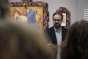 El conservador Javier Pueyo cursa una visita guiada a la exposición &#039;Juan de Miranda lo pintó&#039; que se exhibe en la Casa de Colón