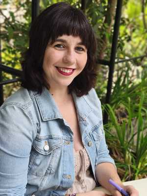 Myriam López presenta en la Biblioteca Insular su novela ‘Más allá de ella’, que habla sobre la maternidad real, la violencia psicológica y la sanación a través del arte y las redes de mujeres