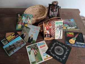 Daniel Morales expone en La Graciosa más de ochenta discos antiguos e históricos de la música folclórica de Canarias