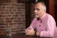 La palabra improvisada de Yeray Rodríguez homenajea a Galdós con música y tradición