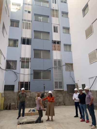 La alcaldesa visita las obras de rehabilitación de los bloques de 62 viviendas de la calle Fernando Sagaseta en Jinámar