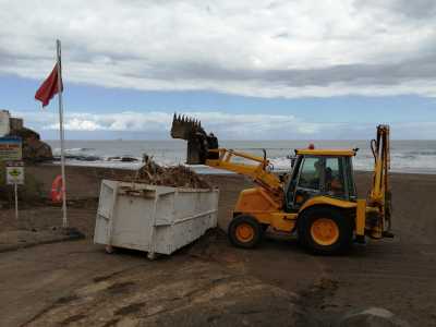 Limpieza Viaria retira 25.000 kilos de residuos en Playa del Hombre tras el paso de la DANA