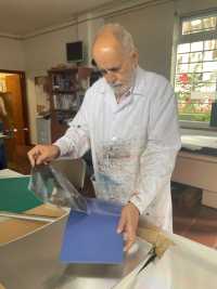 El grabador Julio Sánchez imparte un taller de fotolitografía creativa en plancha de aluminio