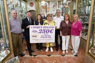 Fomento de Gáldar hace entrega del cheque regalo especial Día de la Madre, valorado en 250 euros