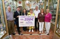Fomento de Gáldar hace entrega del cheque regalo especial Día de la Madre, valorado en 250 euros