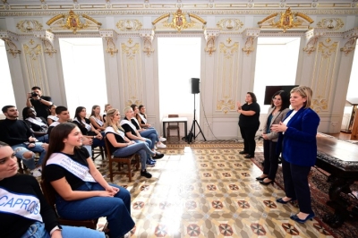 La alcaldesa recibe a las candidatas a Reina y a los aspirantes a Drag Queen de «Los Carnavales del Mundo»