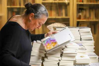 La escritora Elsa López entrega en la Casa-Museo Pérez Galdós varios manuscritos poéticos suyos