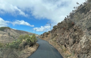 El Ayuntamiento asfalta un tramo del camino de La Gloria, en Juncalillo