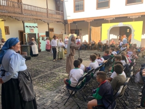 La alcaldesa de Telde visita junto a un grupo de  escolares el belén viviente en la Casa Condal