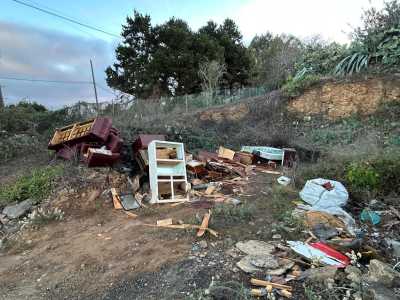 La Policía Local de Guía abre expediente sancionador a dos vecinos por arrojar trastos y enseres junto a la vía pública