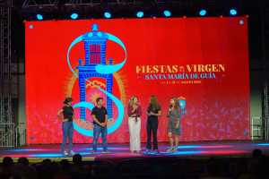 La Fiesta de la Impro, con Jennifer Artiles, Romina Vives y Efraín Martín y la complicidad del público, llenó de carcajadas la Plaza Grande de Guía