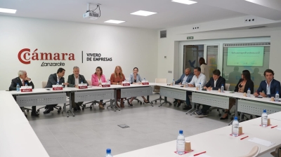 Torres apuesta por la calidad y la sostenibilidad  del sector servicios de Lanzarote tras reunirse con  la presidenta del Cabildo y con la Cámara de Comercio