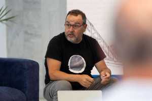 El activista y militante del fanzine, Toni Lemus, departirá en el Taller de Grabado, sobre su pasión por este recurso creativo nacido al amparo de la cultura underground