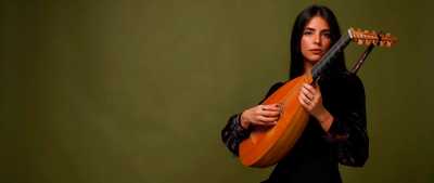 Liana Llauger recorre con ‘Al temple del laúd’ en el patio de la Casa de Colón la música que escuchaban las cortes europeas del siglo XVI