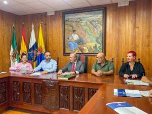 La Villa de Moya recibe la visita del consejero de Obras Públicas, Infraestructuras y Vivienda