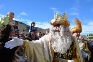 Los Reyes Magos llegaron ayer al Estadio de Barrial creando un ambiente de ilusión entrte los más pequeños