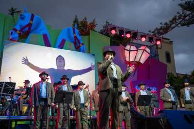 El grupo Tigaray deja su sello en la Plaza de Santiago para concluir la Semana del Folclore