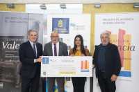 El presidente del Cabildo de Gran Canaria entrega el cheque con la recaudación del Concierto por Valencia de la Orquesta Filarmónica de Gran Canaria