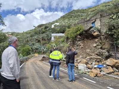 Vías y Obras actúa ante los nuevos desprendimientos en la carretera de El Moreno, en Cazadores
