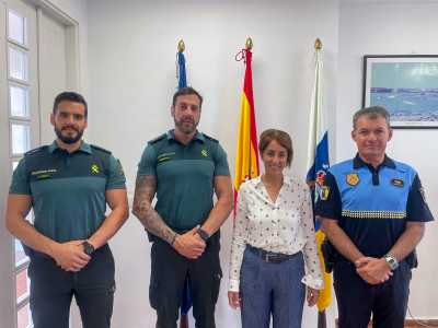 La alcaldesa de Mogán recibe al nuevo  capitán-jefe de la Compañía de la Guardia Civil de Vecindario